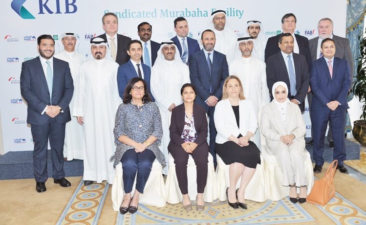 لقطة جماعية لممثلي البنوك المشاركة في الصفقة﻿