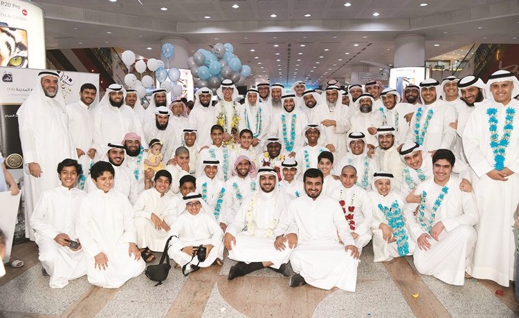 د.خالد المذكور وخالد الطوالة يتوسطان الطلبة المشاركين في الرحلة لدى عودتهم (محمد هاشم) ﻿