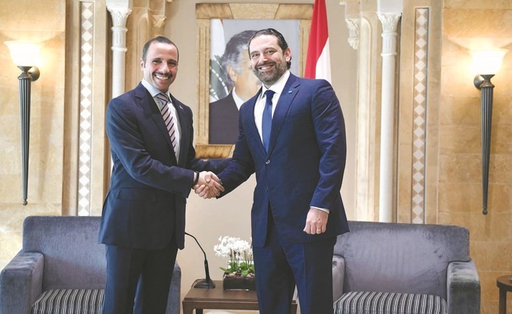 رئيس مجلس الأمة مرزوق الغانم مصافحا رئيس الوزراء اللبناني سعد الحريري﻿