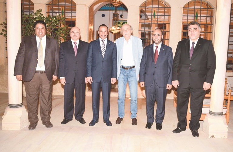 الرئيس مرزوق الغانم ورئيس الحزب التقدمي الاشتراكي وليد جنبلاط في قصر المختارة مع خالد الشطي ومحمد الدلال والحميدي السبيعي والسفير عبدالعال القناعي﻿