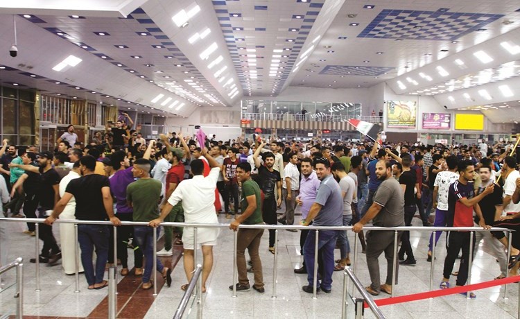الاحتجاجات وصلت الى مطار النجف الدولي امس الاول قبل ان تعلن ادارة المطار استعدادها لاستئناف الرحلات أمس	(أ.ف.پ)﻿