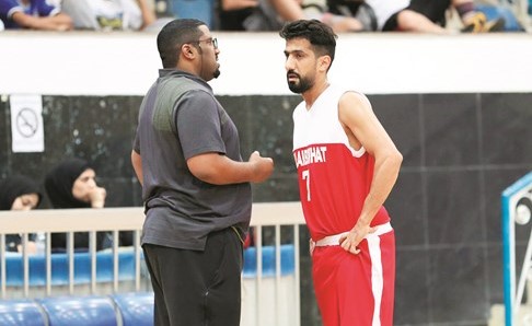 فهد برجس يوجه اللاعب يحيى كليب في الموسم الماضي ﻿
