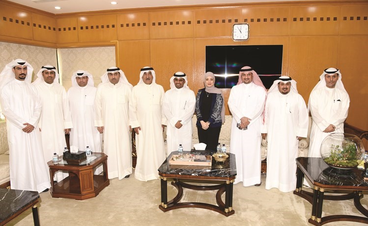 الشيخ محمد اليوسف متوسطا رئيس وأعضاء المجلس البلدي لدى زيارتهم مقر الهيئة العامة للزراعة -(أحمد علي)﻿
