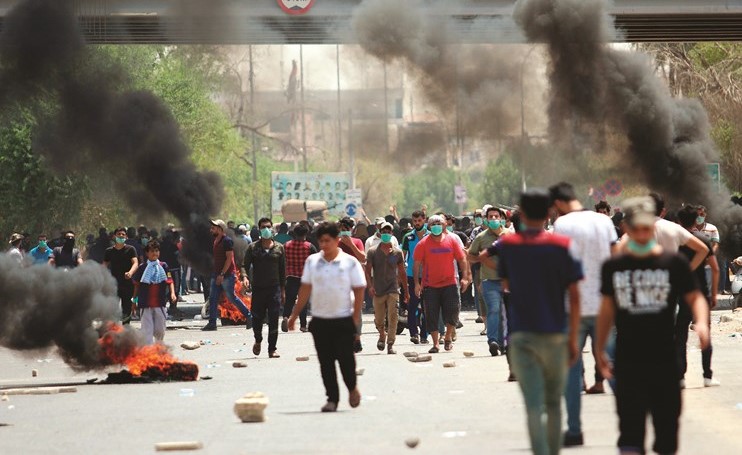 متظاهرون يحرقون الاطارات في البصرة أمس 	(أ.ف.پ)﻿