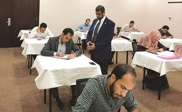 وليد العومي يتابع الاختبارات النظرية لمواد الفيزياء والكيمياء والأحياء والجيولوجيا ﻿