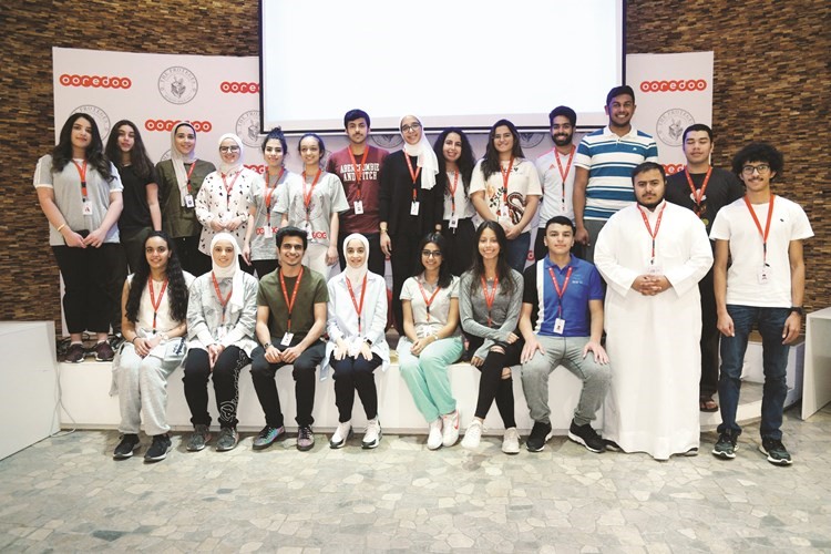 لقطة تذكارية مع الطلبة المشاركين في البرنامج﻿