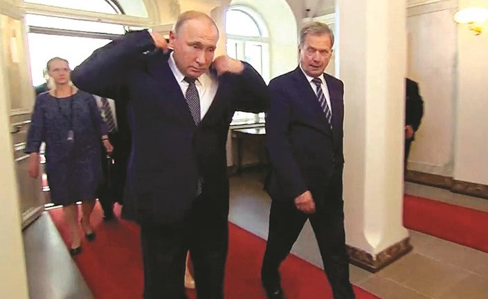 بوتين يضبط جاكت بدلته لدى وصوله مسرعا قبيل لقاء ترامب	(العربية.نت) ﻿
