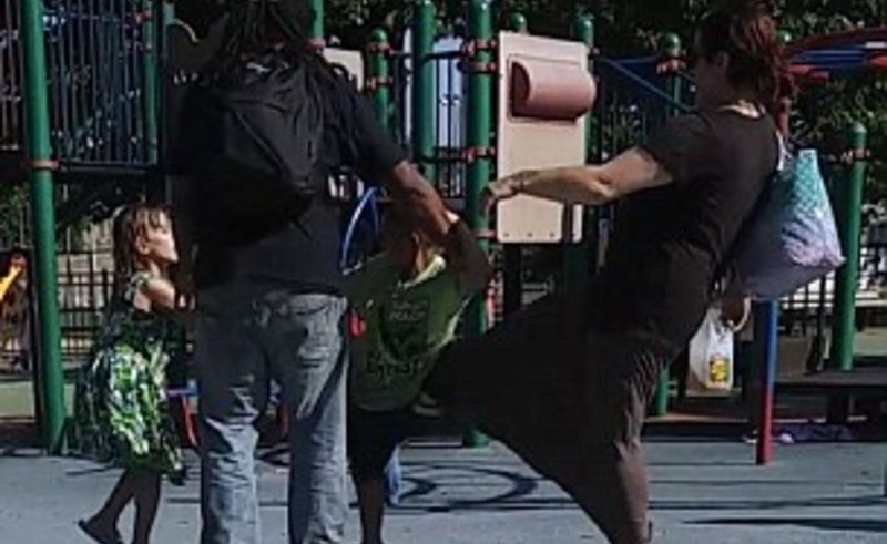 بالفيديو.. الشرطة الأميركية تبحث عن هذه الأم بعد ما فعلته مع طفلها