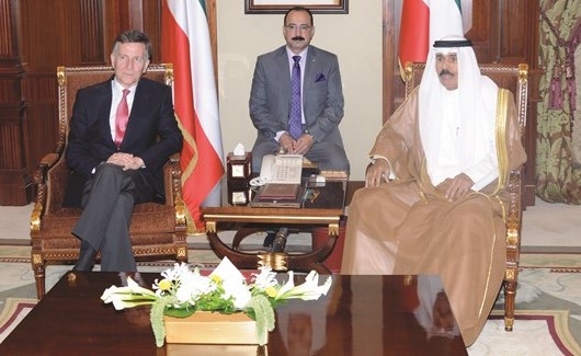 سمو ولي العهد الشيخ نواف الأحمد مستقبلا السفير كارلوس سائنت دي تيخادا ﻿