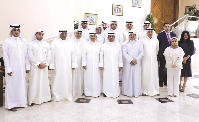 د. نايف الحجرف والمستشار جمال الجلاوي يتوسطان عددا من موظفي الجمارك في لقطة جماعية﻿