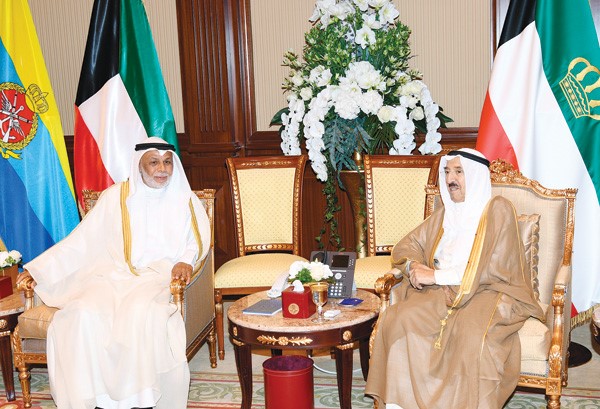 صاحب السمو الأمير الشيخ صباح الأحمد مستقبلا المستشار يوسف المطاوعة