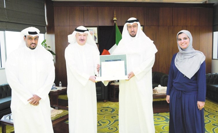 د.فهد العفاسي يتسلم الكتاب الإعلامي من عبداللطيف السريع وهنادي الحميدي وسليمان حمادة﻿