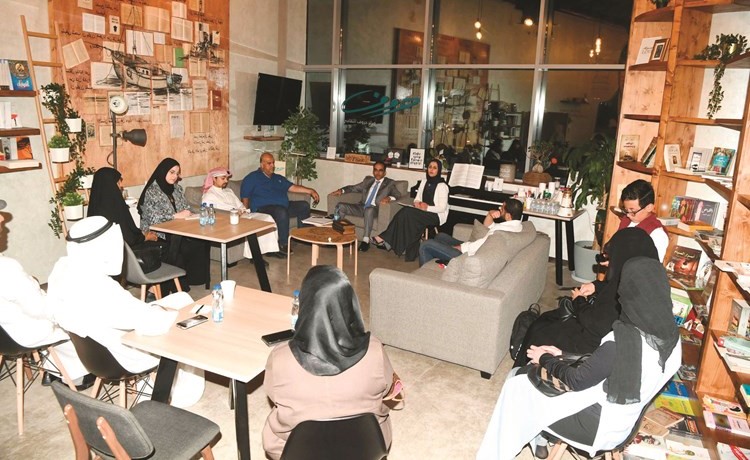 غنيمة حبيب متحدثة للحضور خلال مناقشة الدراسة الخاصة بالإدمان 	(محمد هاشم) ﻿