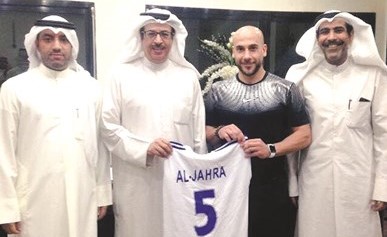 دهام الشمري يقدم قميص النادي لفهاد السبيعي بحضور العجمي وسعد السلامة ﻿