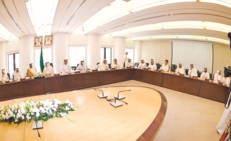 رئيس مجلس الأمة مرزوق الغانم مترئسا الاجتماع النيابي الحكومي وإلى جانبه رئيس مجلس الوزراء بالإنابة الشيخ صباح الخالد ونائب رئيس مجلس الوزراء ووزير الداخلية ووزير الدفاع بالإنابة الشيخ خالد الجراح ونائب رئيس مجلس الوزراء ووزير الدولة لشؤون مجلس الوزراء أنس الصالح والنواب 	(هاني الشمري)