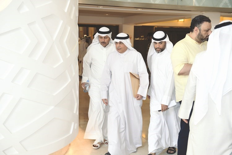 الشيخ خالد الجراح أثناء خروجه متوسطا عمر الطبطبائي وطلال الجلال﻿