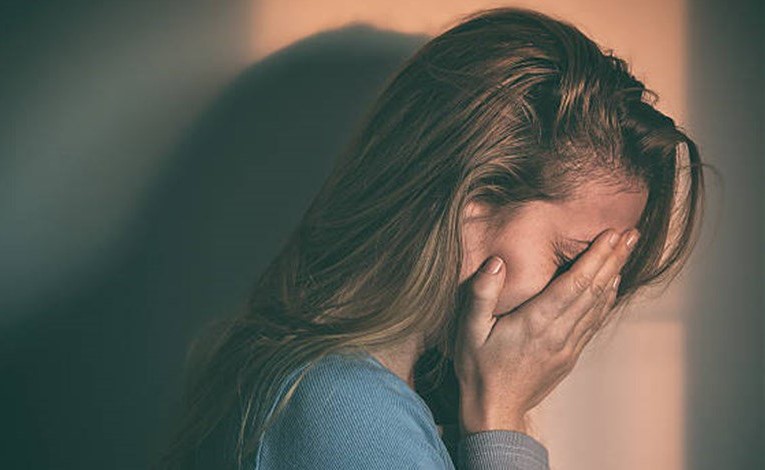 أمّ تعنّف بناتها بأفظع الطرق... ماذا فعلت بابنتها الكبيرة بعدما تركت وظيفتها؟