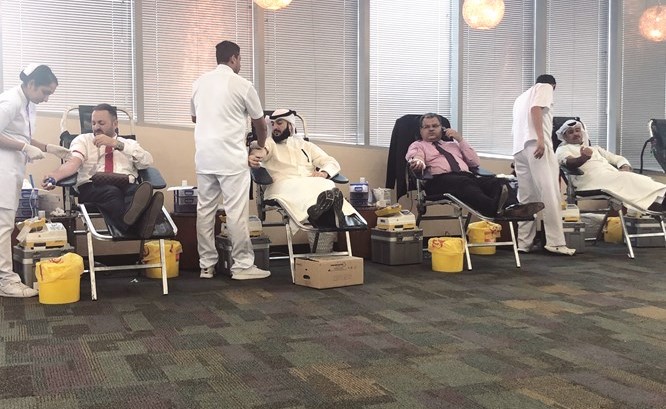 جانب من الموظفين خلال التبرع﻿