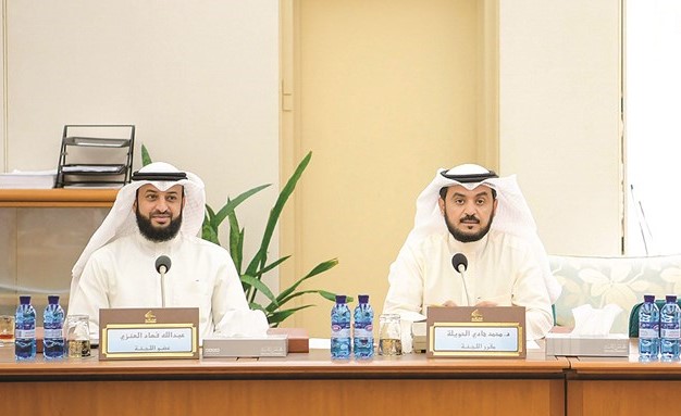 د. محمد الحويلة وعبدالله فهاد اثناء اجتماع لجنة البيئة﻿