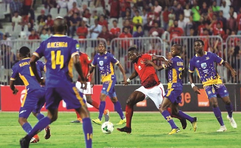 لاعب النادي الأهلي أجايي بين خمسة مدافعين من تاونشيب البتسواني﻿