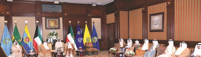 صاحب السمو الأمير الشيخ صباح الأحمد مستقبلا عادل الجبير والسفير الأمير سلطان بن سعد بن خالد بحضور الشيخ صباح الخالد والشيخ محمد العبدالله وأحمد فهد الفهد
وخالد الجارالله والشيخ د.أحمد ناصر المحمد والشيخ ثامر الجابر﻿