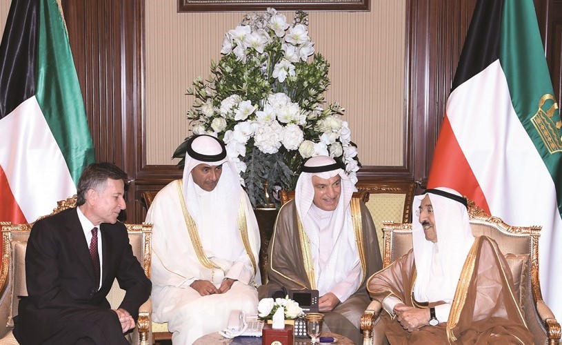 صاحب السمو الأمير الشيخ صباح الأحمد مستقبلا السفير الاسباني كارلوس سائنث دي تيخادا ﻿