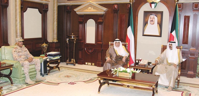 سمو ولي العهد الشيخ نواف الأحمد مستقبلا الشيخ خالد الجراح والفريق الركن محمد الخضر﻿