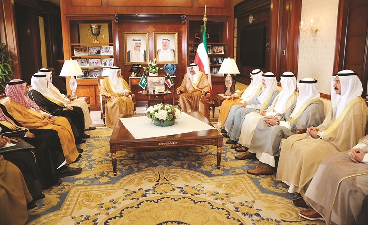 الشيخ صباح الخالد وعادل الجبير والوفدان الكويتي والسعودي خلال جلسة المباحثات الرسمية ﻿