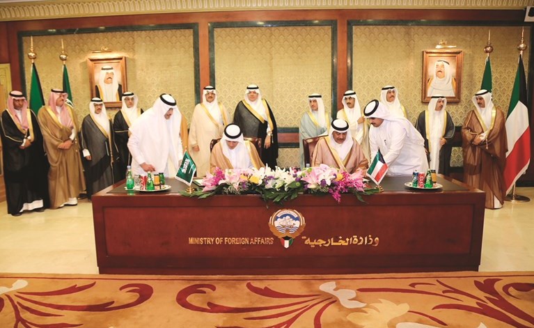 جانب من التوقيع على محضر إنشاء مجلس تنسيقي بين الكويت والمملكة العربية السعودية ﻿
