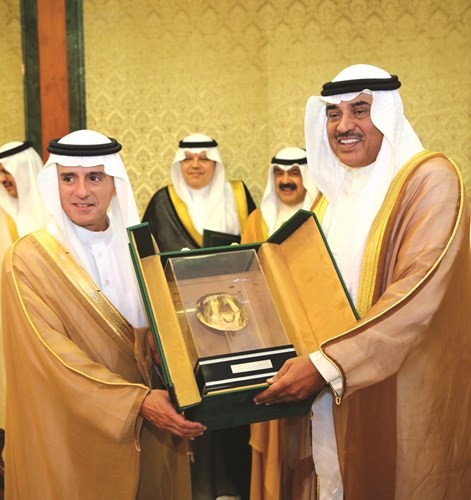 الشيخ صباح الخالد وعادل الجبير يتبادلان الهدايا على هامش المباحثات الرسمية﻿