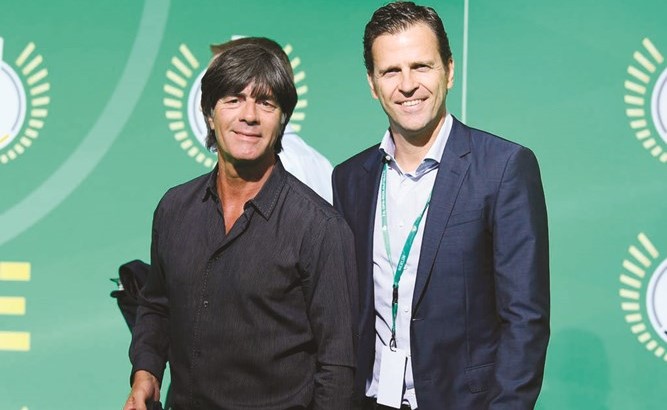 مدير المنتخب الألماني أوليفر بييرهوف والمدير الفني يواخيم لوف﻿