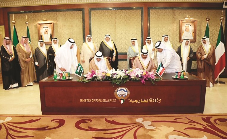 الشيخ صباح الخالد وعادل الجبير يوقعان على محضر إنشاء مجلس التنسيق الكويتي - السعودي ﻿