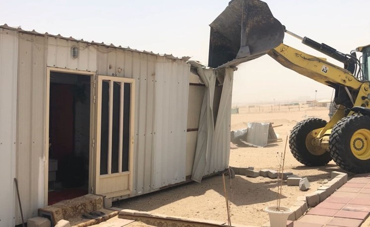 جانب من إزالة إحدى المنشآت المخالفة ﻿