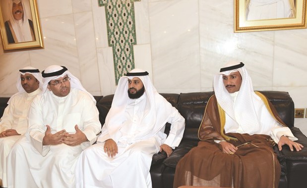 الرئيس الغانم وعبدالله فهاد يستمعان لحديث عن هموم البلدية﻿