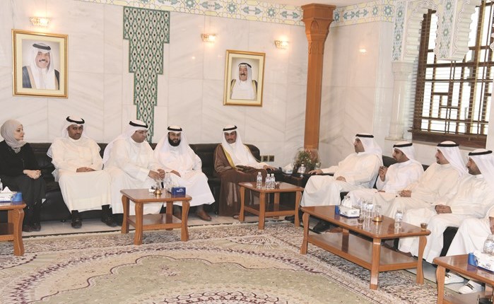 رئيس مجلس الأمة مرزوق الغانم والنائب عبدالله فهاد أثناء زيارتهما إلى المجلس البلدي أمس ﻿