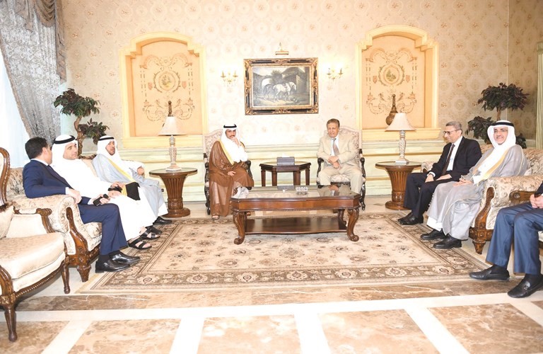 الرئيس الغانم والوفد البرلماني أثناء استقبالهم من قبل رئيس لجنة الشؤون العربية بمجلس النواب المصري اللواء سعد الجمال﻿