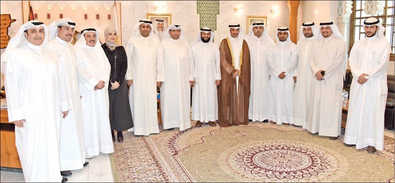 رئيس مجلس الأمة مرزوق الغانم وعبدالله فهاد يتوسطان رئيس وأعضاء المجلس البلدي 	(أحمد علي)