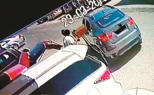 الكاميرات رصدت عملية السرقة أثناء حدوثها﻿