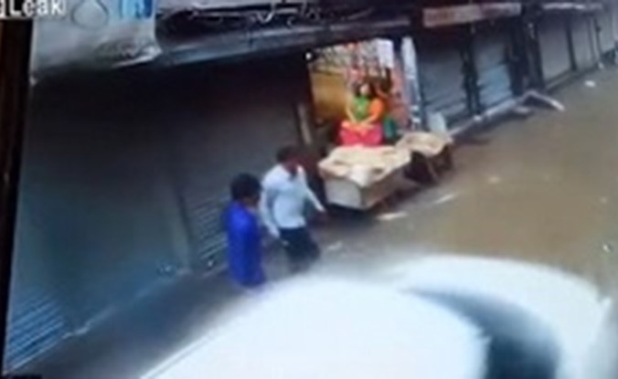 بالفيديو.. لحظة صعق رجل بالكهرباء وتخاذل المارة عن إنقاذه