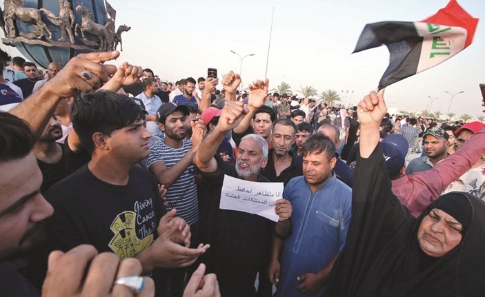 عراقيون خلال تظاهرات احتجاجية في البصرة امس الاول	(رويترز) ﻿