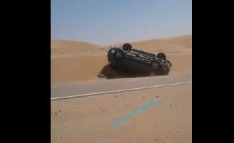 بالفيديو..  انقلاب مركبة بسبب الرمال الزاحفة