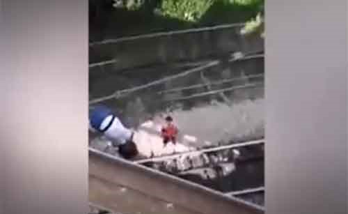فيديو يخطف الأنفاس.. فتاة تنجو من الموت بأعجوبة.. بسبب "سيلفي"