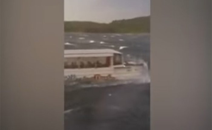 بالفيديو.. مركب يصارع الأمواج في أميركا.. وغرق 9 من عائلة واحدة.. وترامب يقدم تعازيه