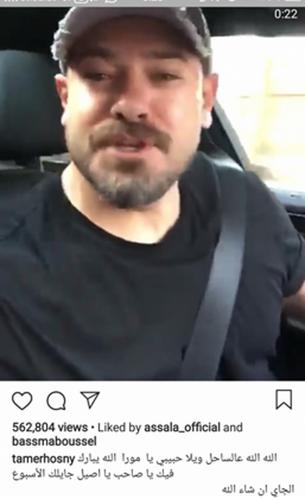 بالفيديو.. من النجم الذي كان يغني لتامر حسني وهو يقود سيارته؟ وماذا قال له تامر؟