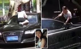 بالفيديو.. ردة فعل قاسية لمرأة ضبطت زوجها مع عشيقته في السيارة