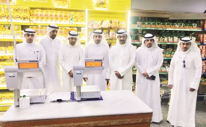 خالد الهضيبان وموظفو الاتحاد خلال زيارة لجمعية خيطان ﻿