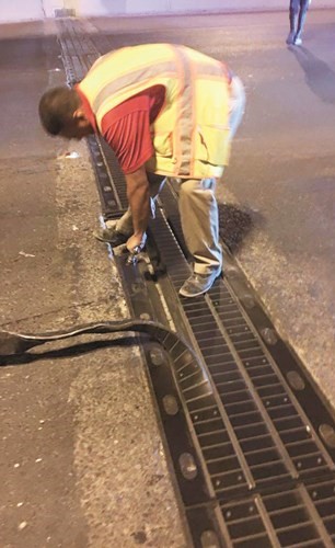 أحد العمال يقوم بعلاج المشكلة في ظل إغلاق الطريق من قبل دوريات المرور﻿