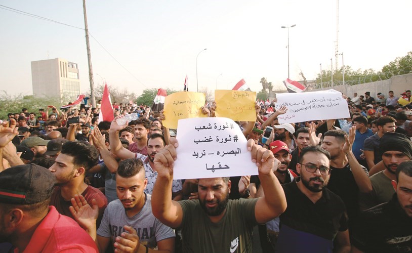 محتجون يرفعون لافتات تعبر عن مطالبهم خلال تظاهرة في البصرة امس الاول	(رويترز) ﻿