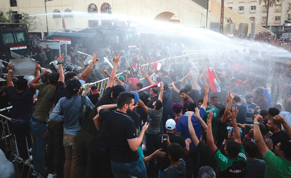 العراق: فض اعتصام في البصرة بالقوة وارتفاع أعداد ضحايا الاحتجاجات