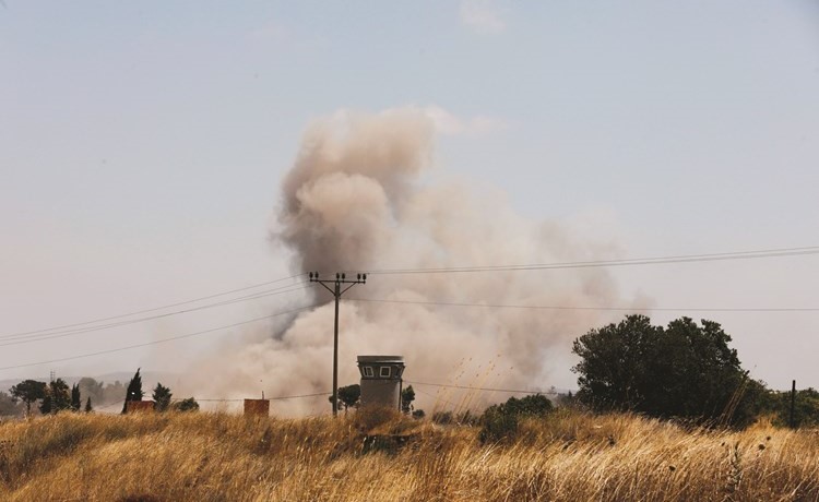 صورة مأخوذة من الجولان المحتل للدخان المتصاعد جراء القصف قرب نفطة حدودية في القنيطرة	(رويترز) ﻿